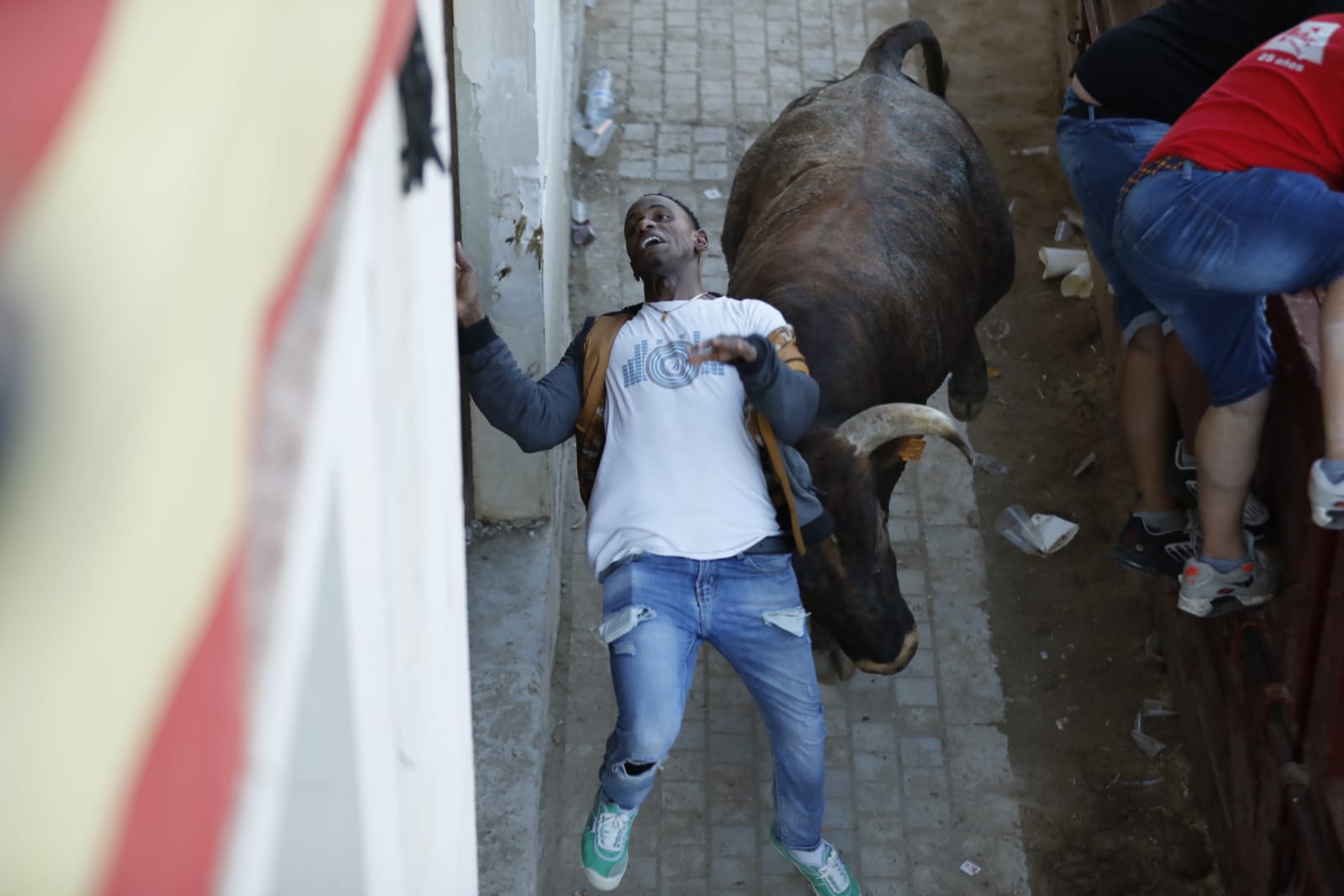 Fotos: La secuencia de imágenes del toro que ha embestido a un hombre en Peñafiel