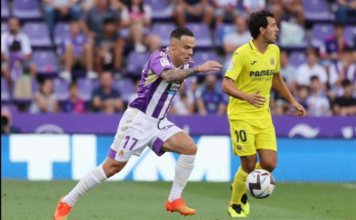 Roque Mesa avanza con el balón ante el Villarreal.