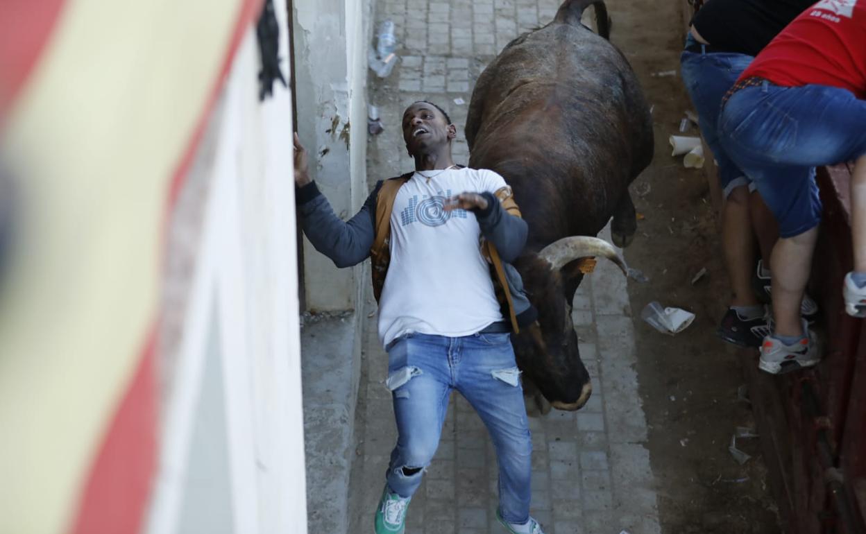 El momento en el que el toro embiste al joven. 