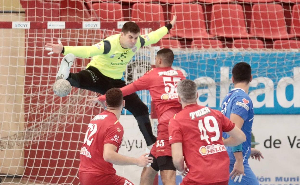 Nico García salta para detener el lanzamiento de Laseen en seis metros. 