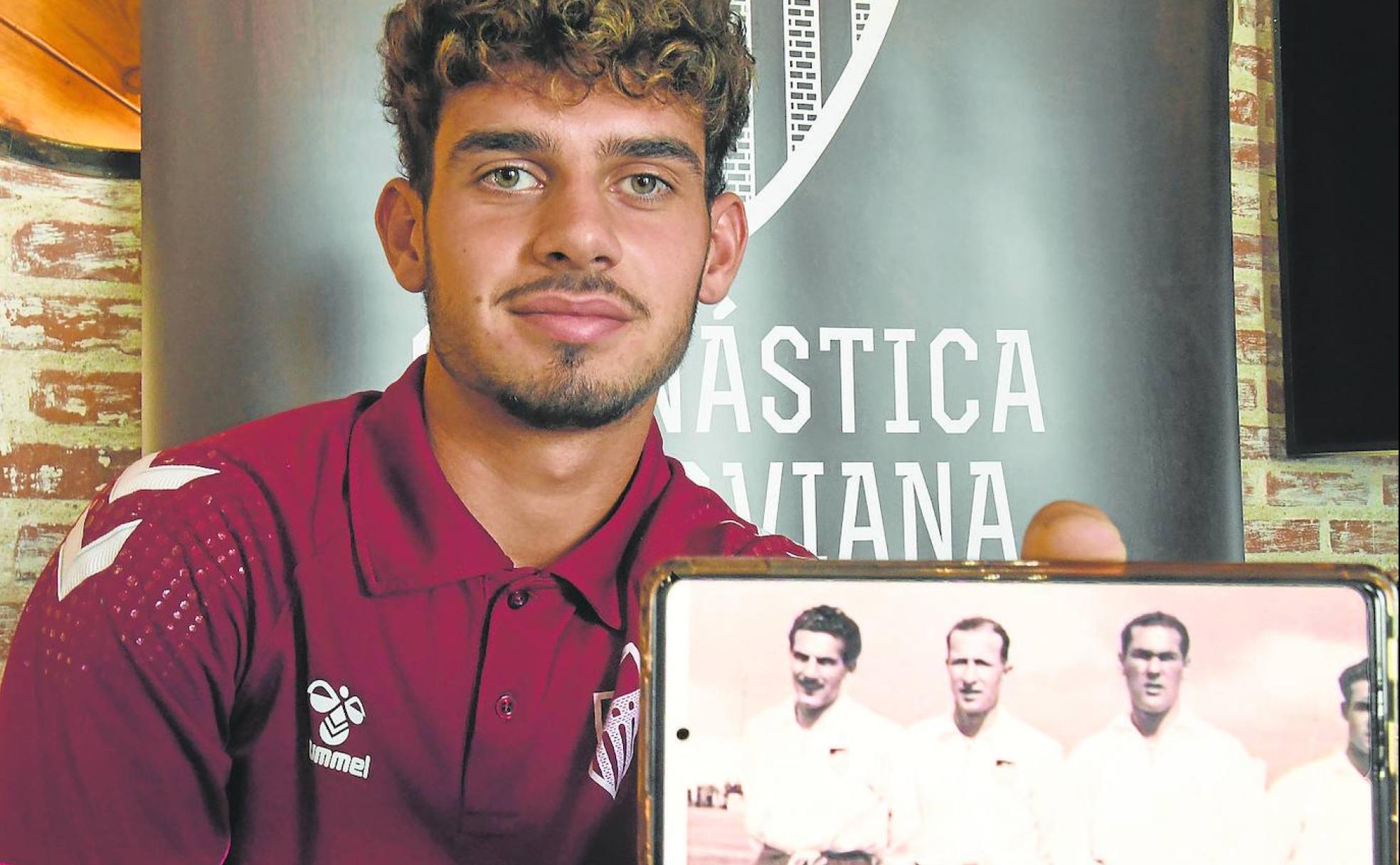 Ivo muestra una fotografía en la que aparece su bisabuelo con la camiseta de la Segoviana. 