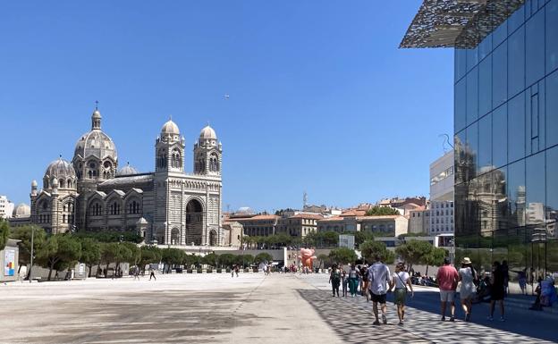 Al fondo de la catedral, en primer plano a la derecha el Mucem;la vieja y la nueva Marsella en una imagen. 