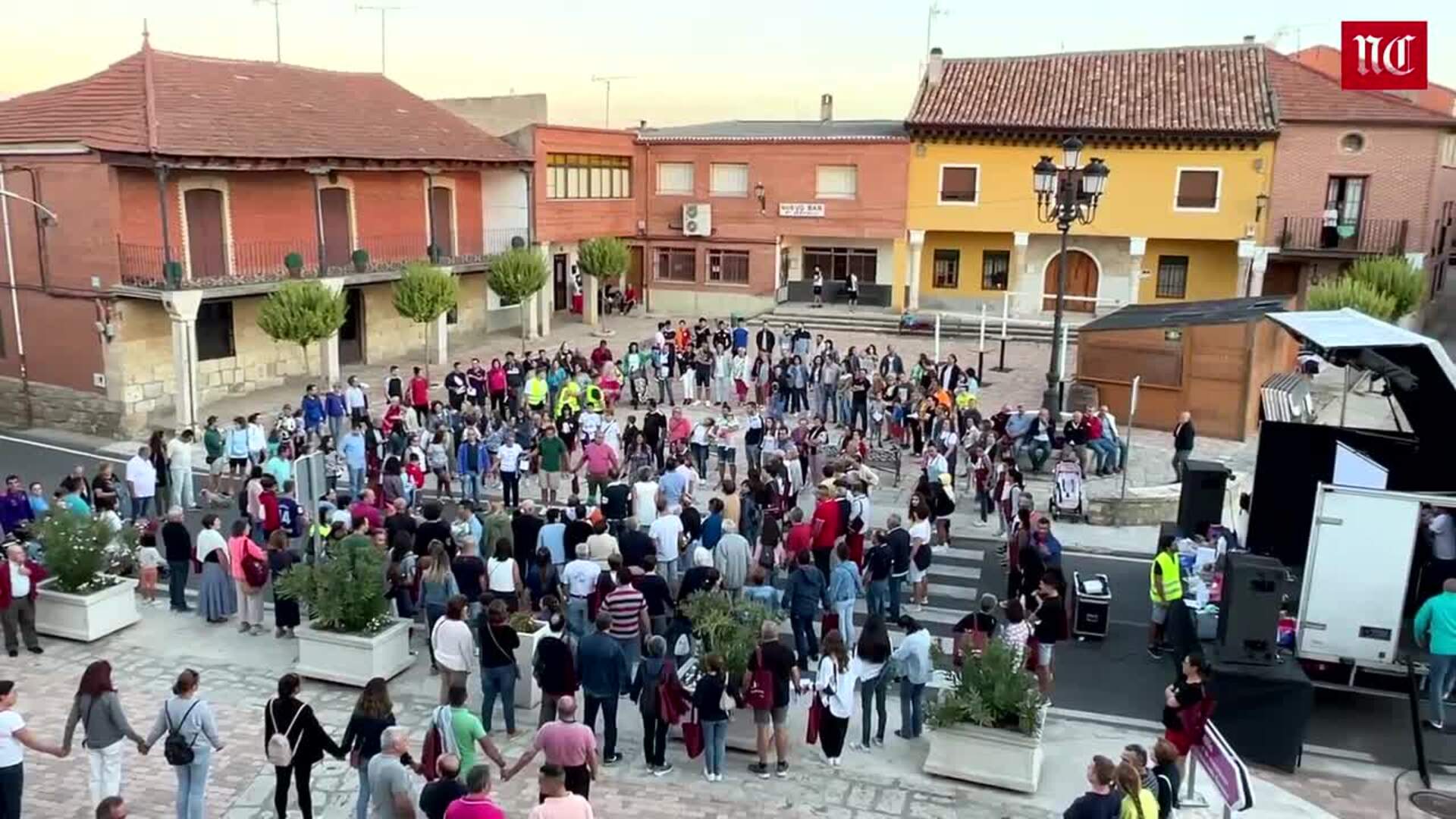 Cadena humana solidaria en Torrelobatón para ayudar a la pequeña Julia