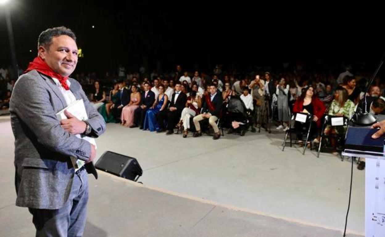 Un momento del pregón de Eusebio Sacristán en Serrada. 