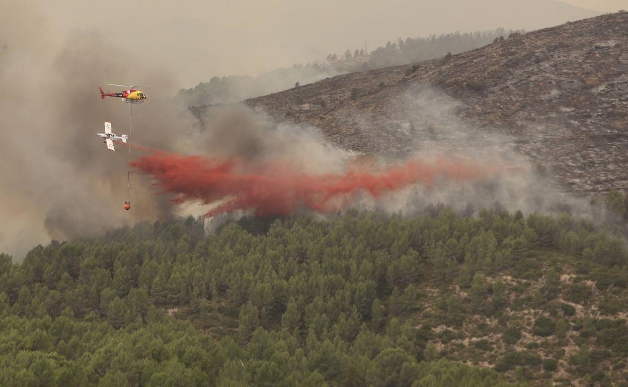 Equipos aéreos trabajan en la extención del incendio de Valencia.