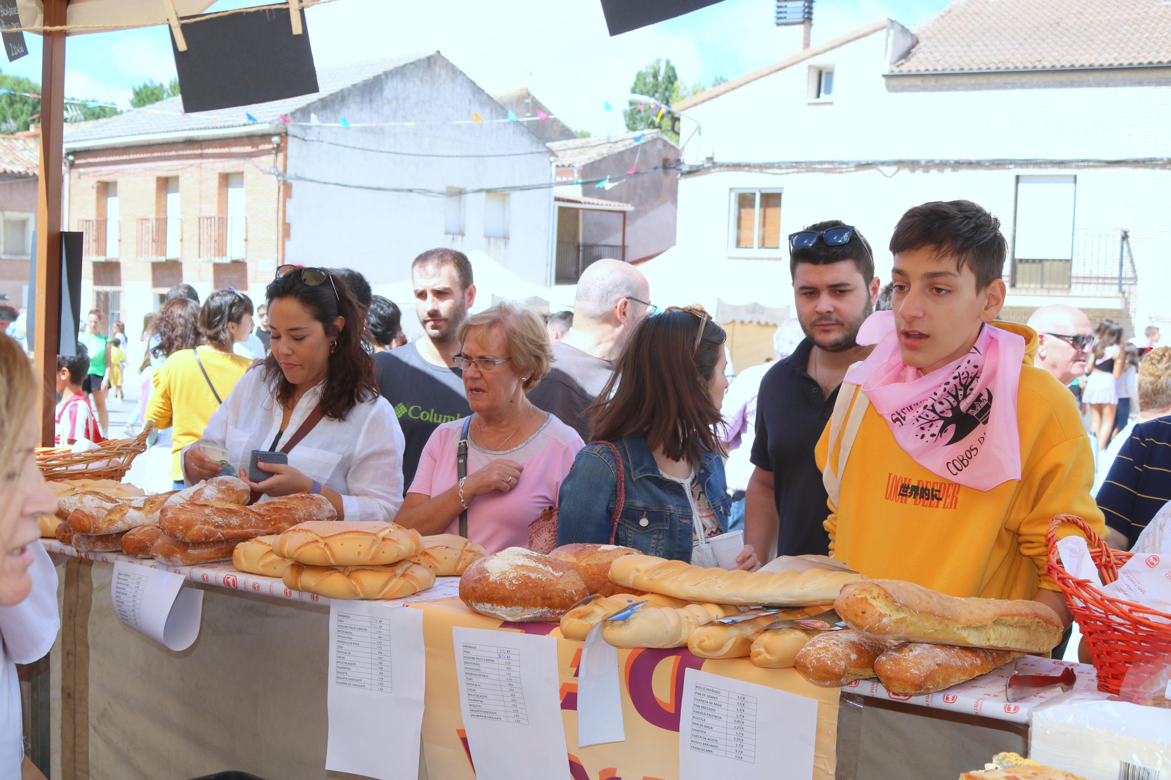 Vecinos y visitantes se volcaron con la Feria del Pan celebrada en Cobos de Cerrato