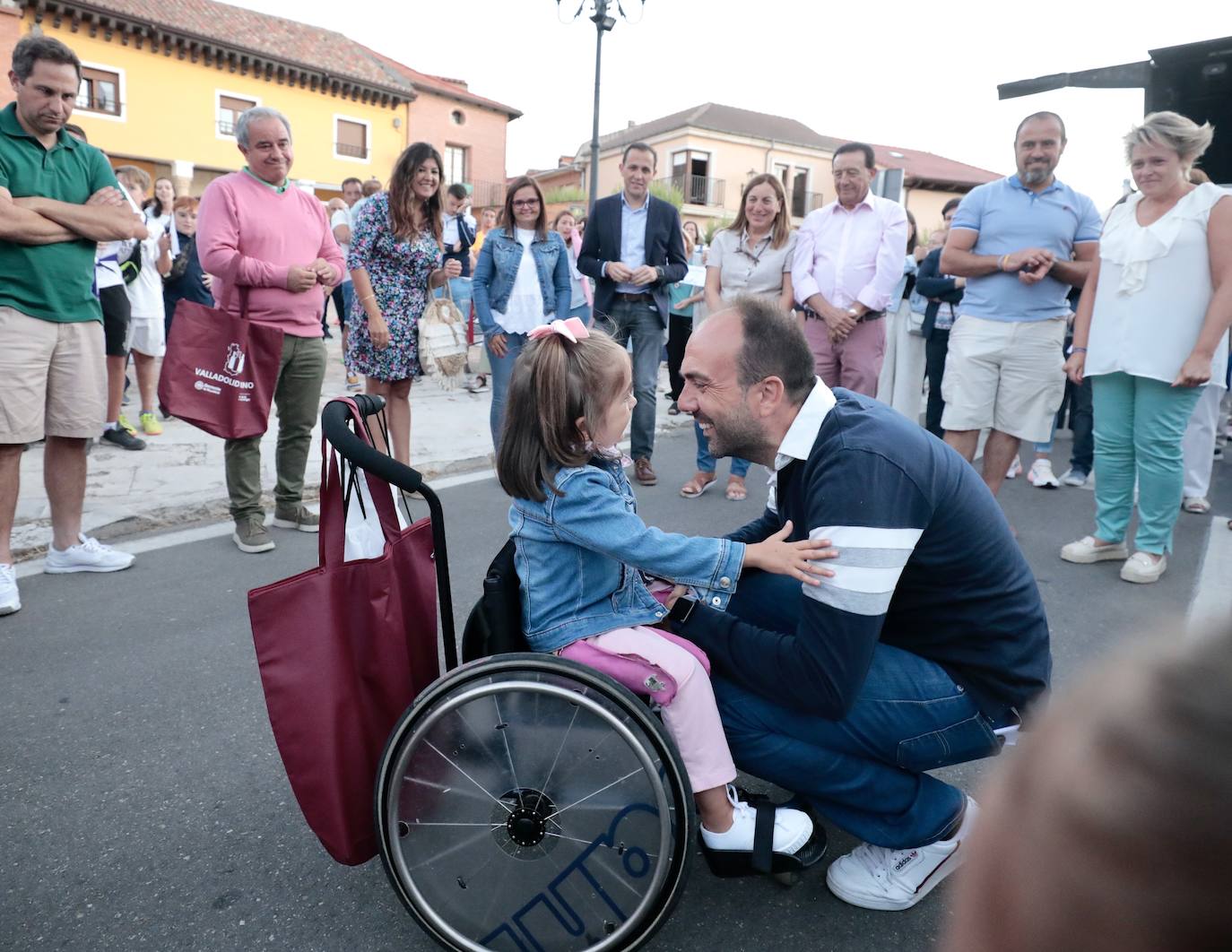 Fotos: Torrelobatón se une en un abrazo solidario para Julia