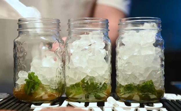 Tres mojitos, en proceso de preparación