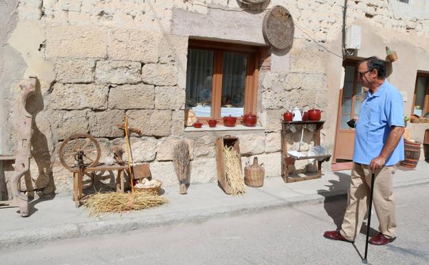 Los vecinos engalanaron sus casas con enseres y objetos de décadas atrás para la Feria del Pan. 