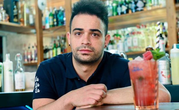 Lucas Antonio Cordeiro y su mojito de fresa recién hecho y rematado con banderilla de regaliz 