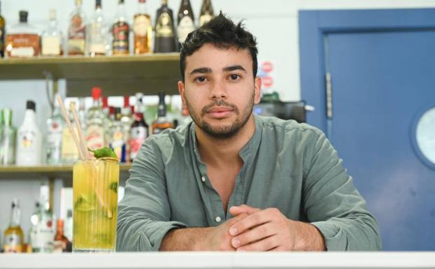 Víctor Trozzo con su mojito de maracuyá, con zumo recién hecho 