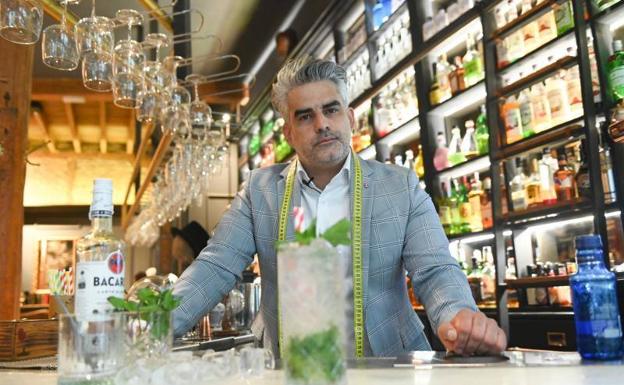 Jorge Estrada posa con su mojito clásico, con hielo picado a mano con mortero 