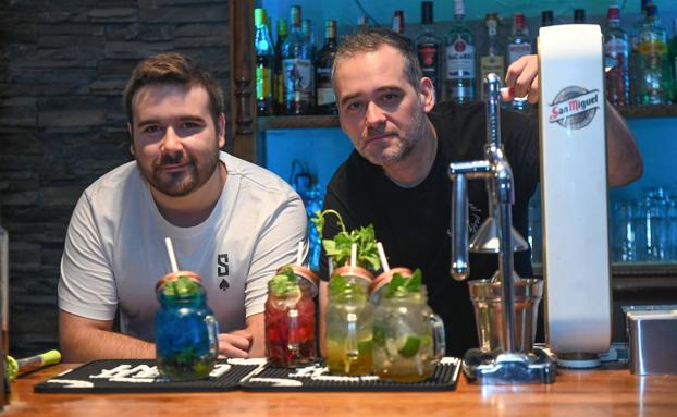 Brian Palacios y Jorge García, con su Mojito Azul y el resto de mojitos de su carta 
