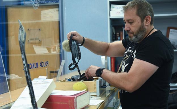 Manolo en la oficina con varios de los objetos perdidos. 