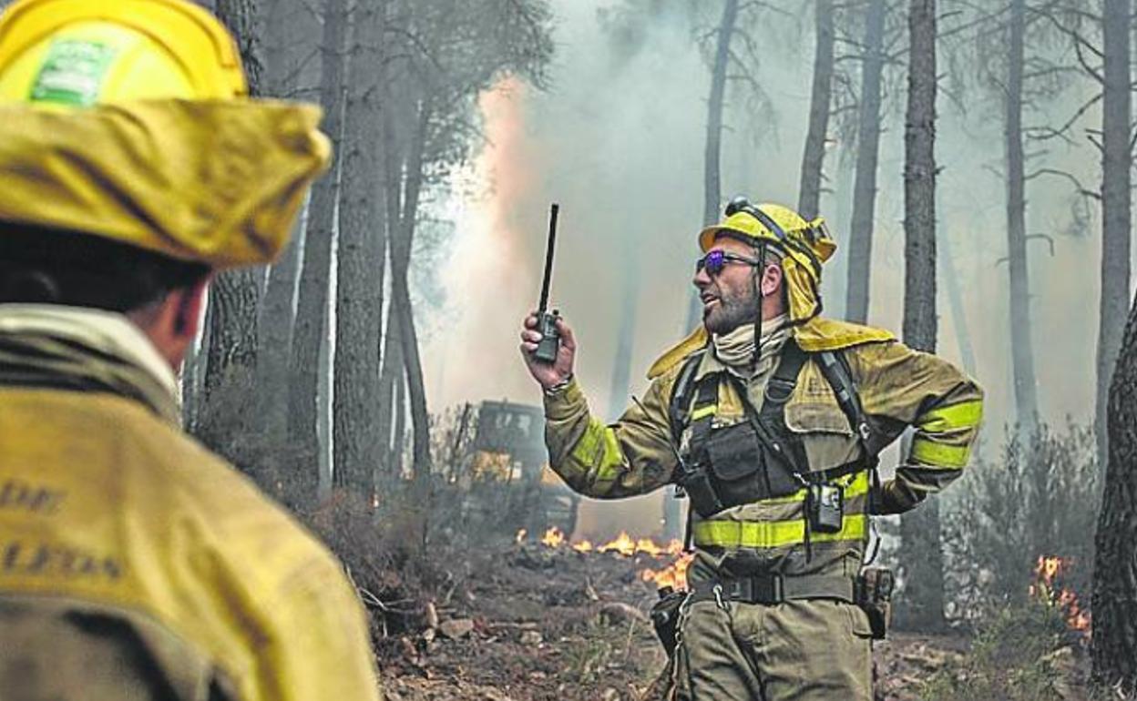 Bomberos de Castilla y León durante los trabajos de extinción en la Sierra de la Culebra. 