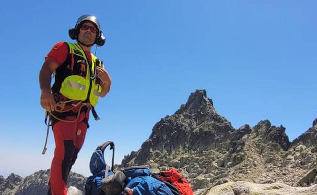 Álvaro Ramos, durante una intervención en la montaña. 