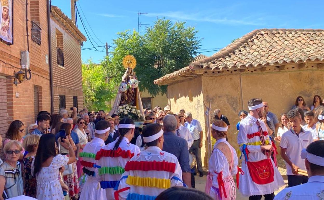 Procesión de la Virgen de Grijasalbas en la localidad vallisoletana de Villafrades. 