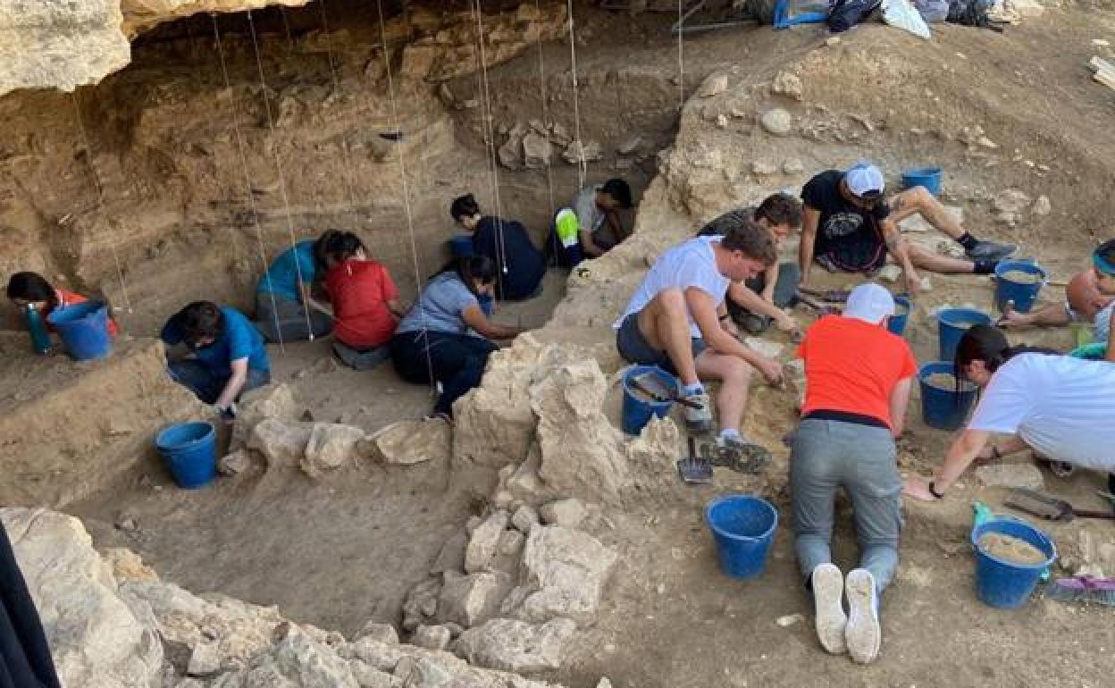 Arqueólogos en pleno trabajo en el yacimiento del Abrigo del Molino, en Segovia capital. 