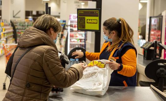 Línea de caja de uno de los 226 supermercados Gadis donde se puede sacar o ingresar dinero.