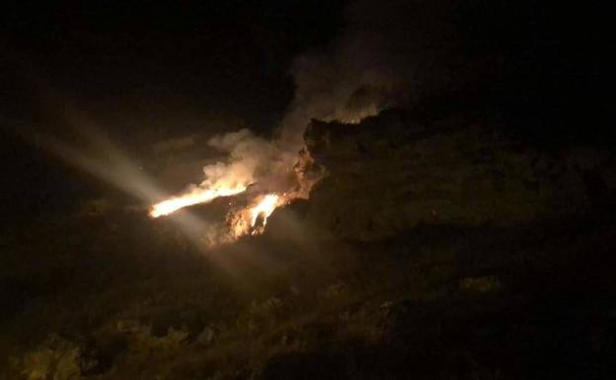 El fuego luce, en mitad de la noche, en la ladera de Maduruelo. @