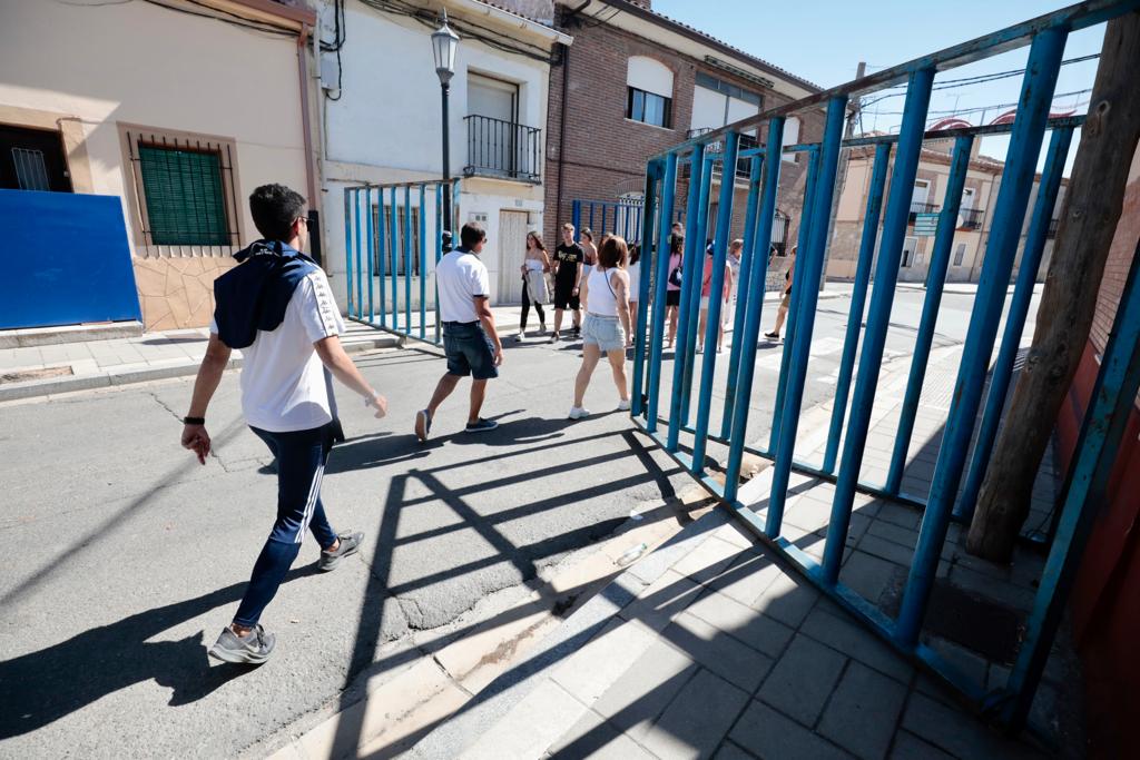 Varios vecinos pasan por la zona donde ha tenido lugar la cogida. 