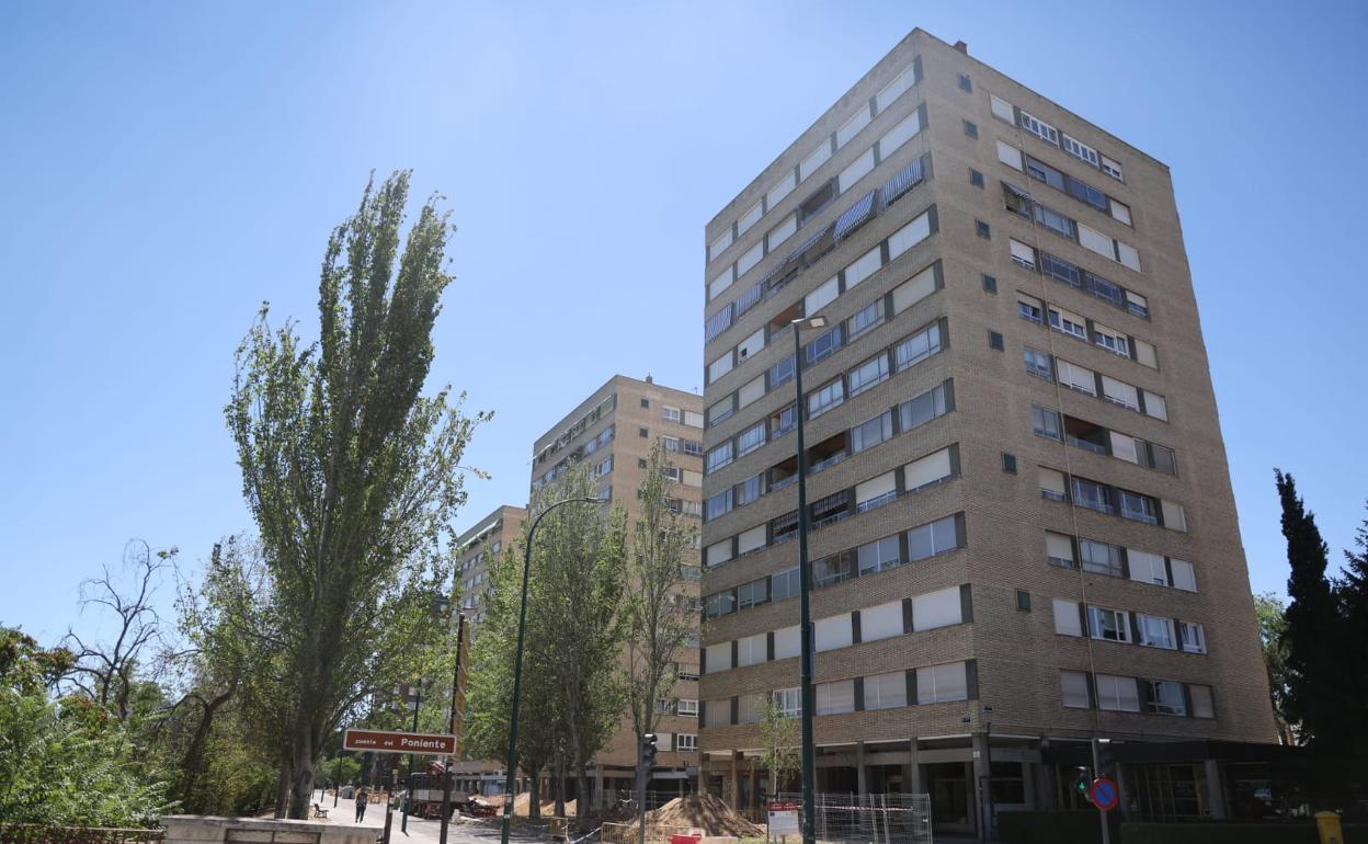 Imagen del edificio en la calle Arzobispo José Delicado desde donde se precipitó el hombre. 