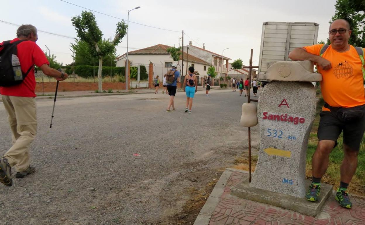 Los peregrinos, a su paso por uno de los pueblos de la ruta segoviana.