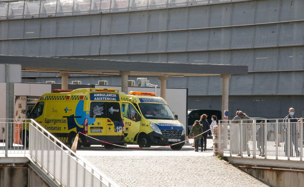 Ambulancias en el Hospital General de Segovia.