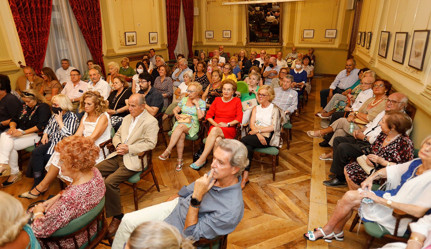 Antonio Álamo, a la derecha, durante su lectura del pregón en el Casino de Palencia