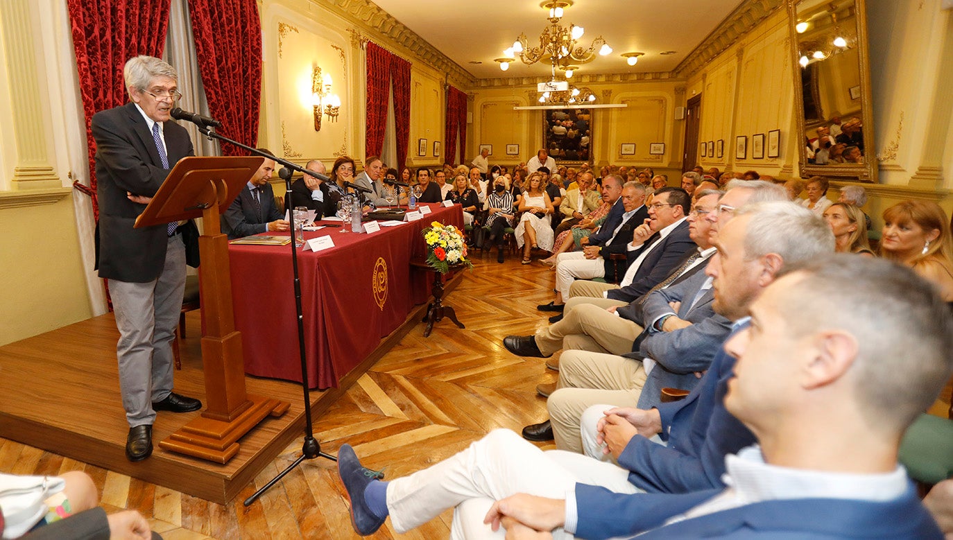 Antonio Álamo, a la derecha, durante su lectura del pregón en el Casino de Palencia