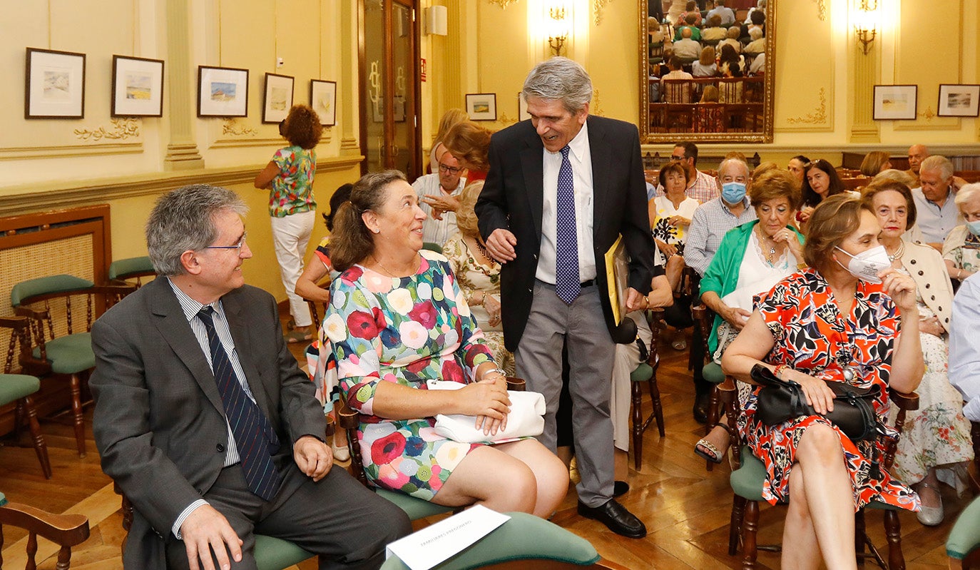 Antonio Álamo, a la derecha, durante su lectura del pregón en el Casino de Palencia