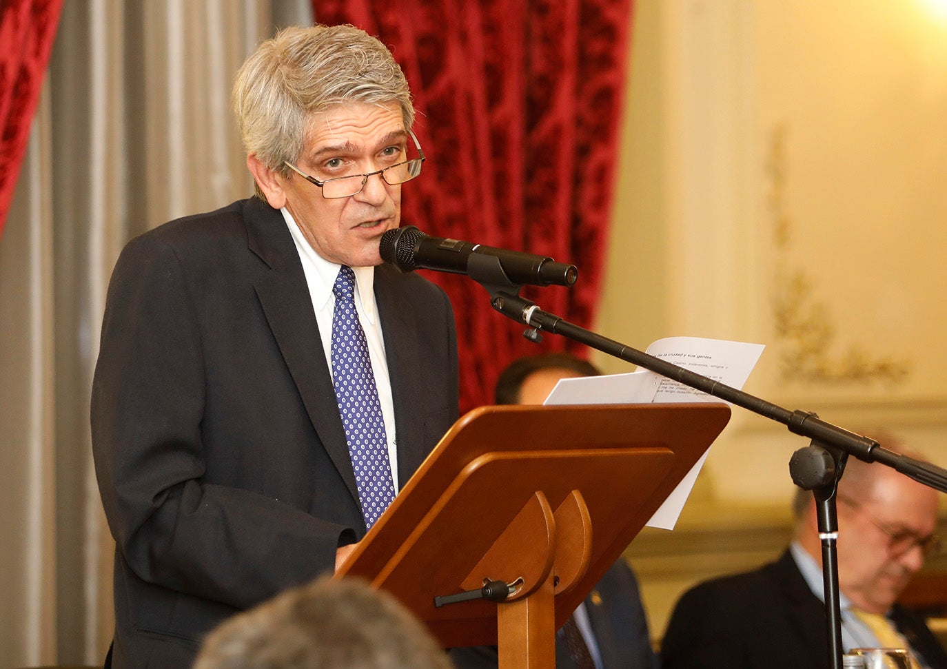 Antonio Álamo, a la derecha, durante su lectura del pregón en el Casino de Palencia