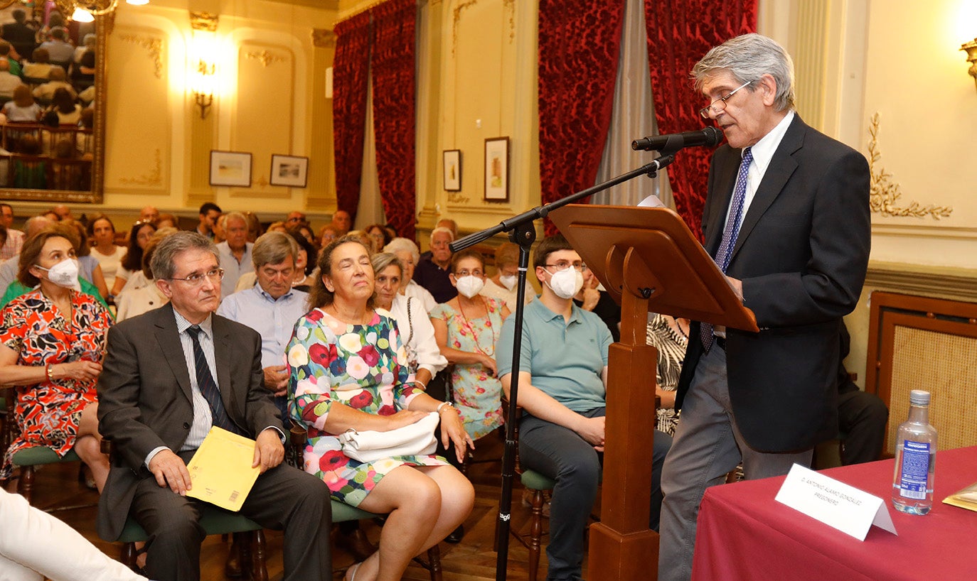 Antonio Álamo, a la derecha, durante su lectura del pregón en el Casino de Palencia