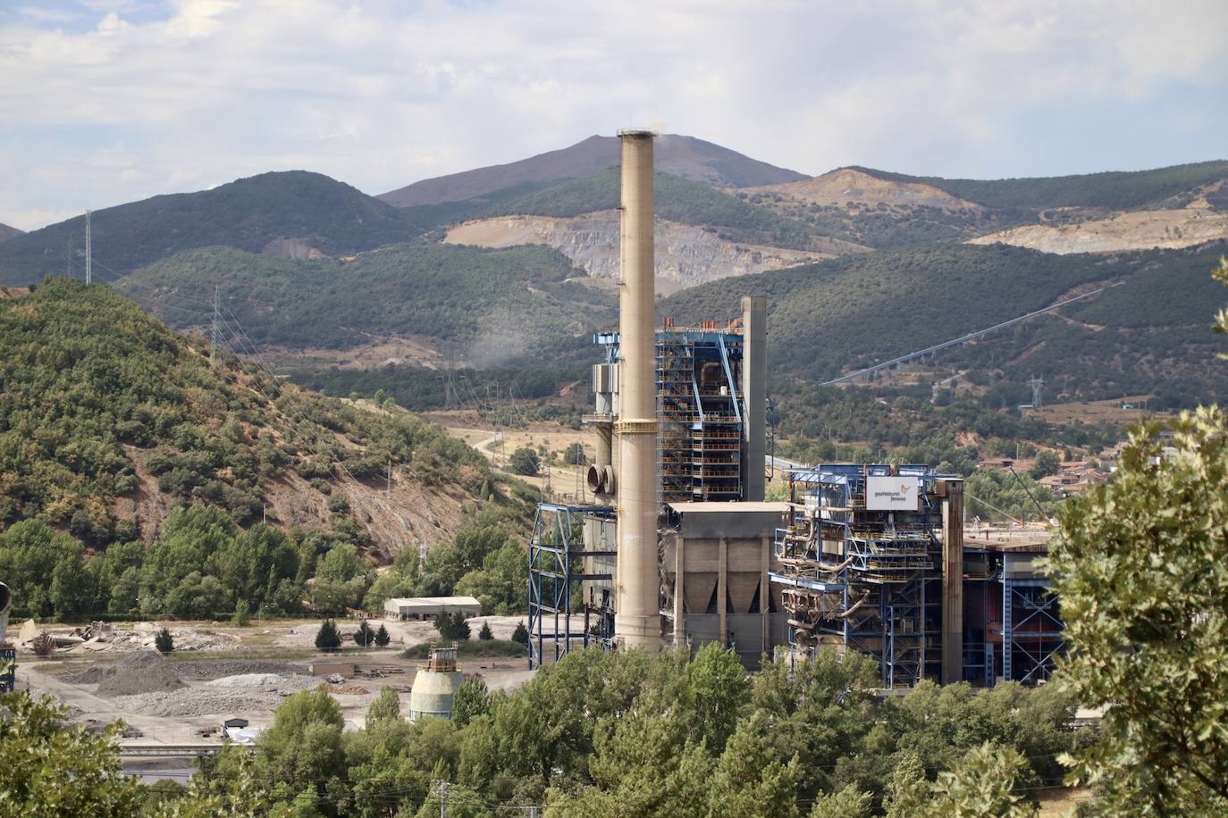 Fotos: Voladura de la chimenea de la central térmica de La Robla