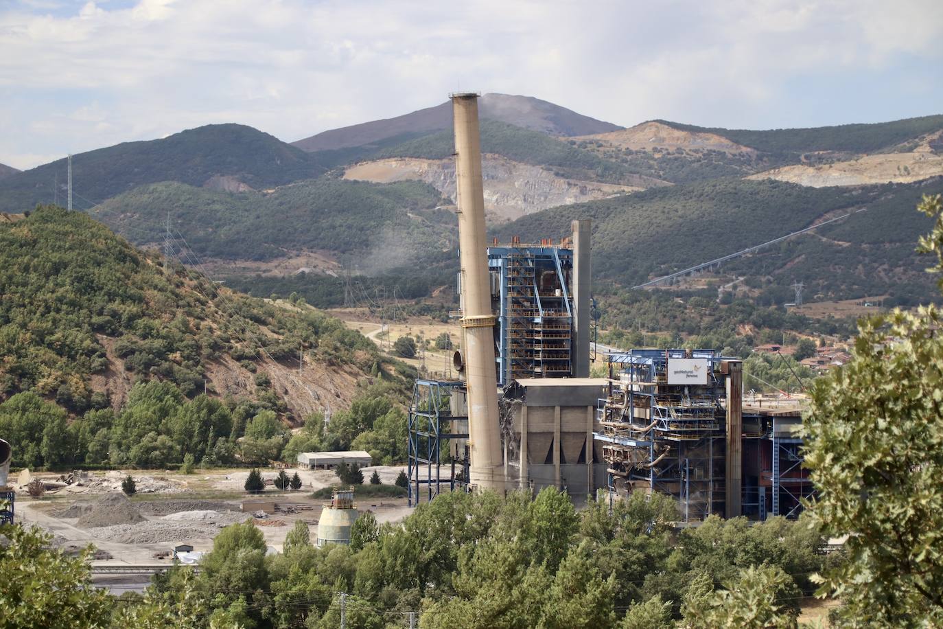 Fotos: Voladura de la chimenea de la central térmica de La Robla