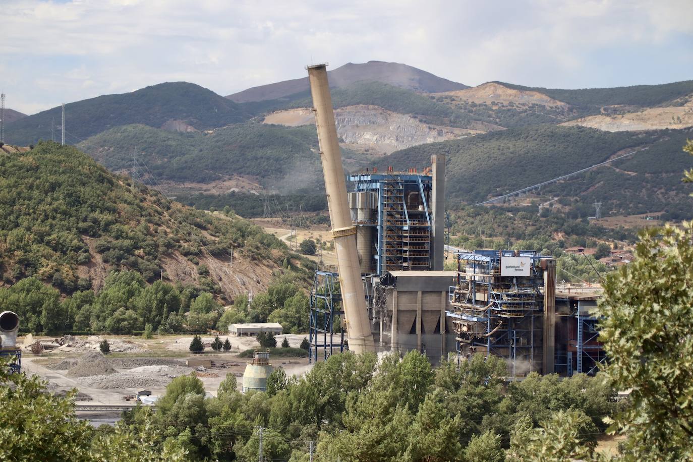 Fotos: Voladura de la chimenea de la central térmica de La Robla