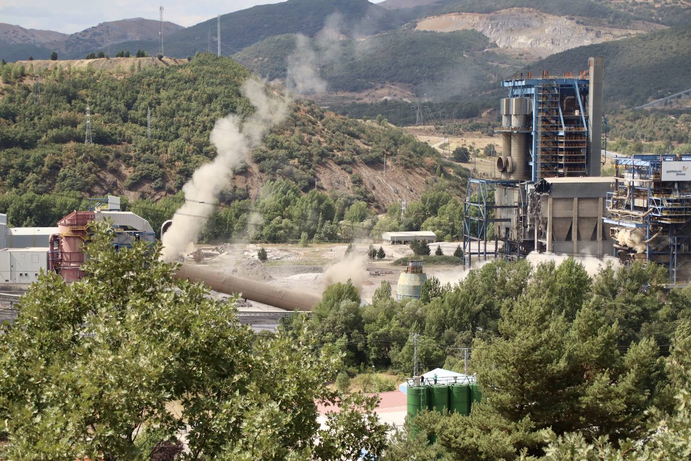 Fotos: Voladura de la chimenea de la central térmica de La Robla