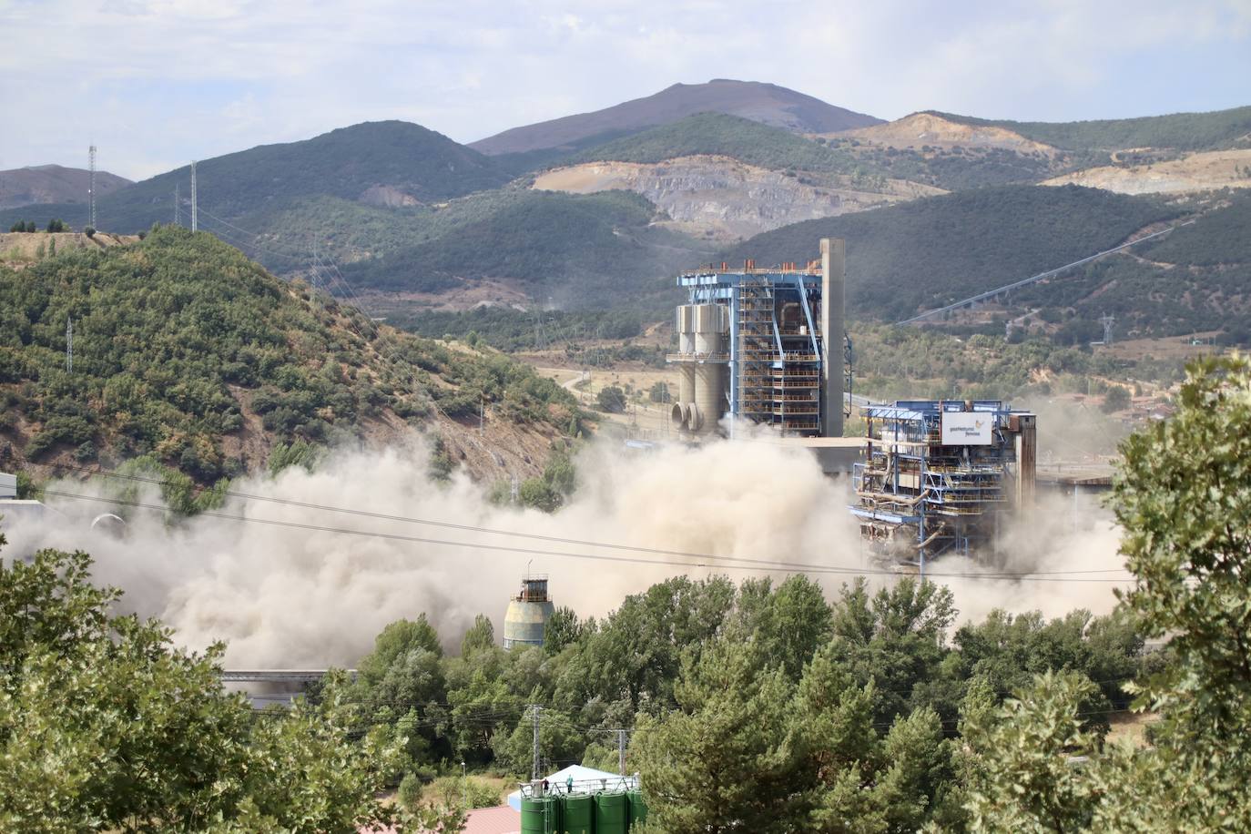 Fotos: Voladura de la chimenea de la central térmica de La Robla