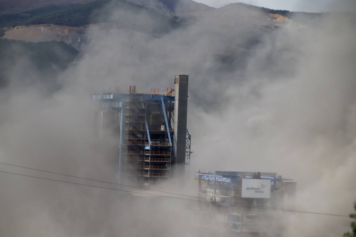 Fotos: Voladura de la chimenea de la central térmica de La Robla