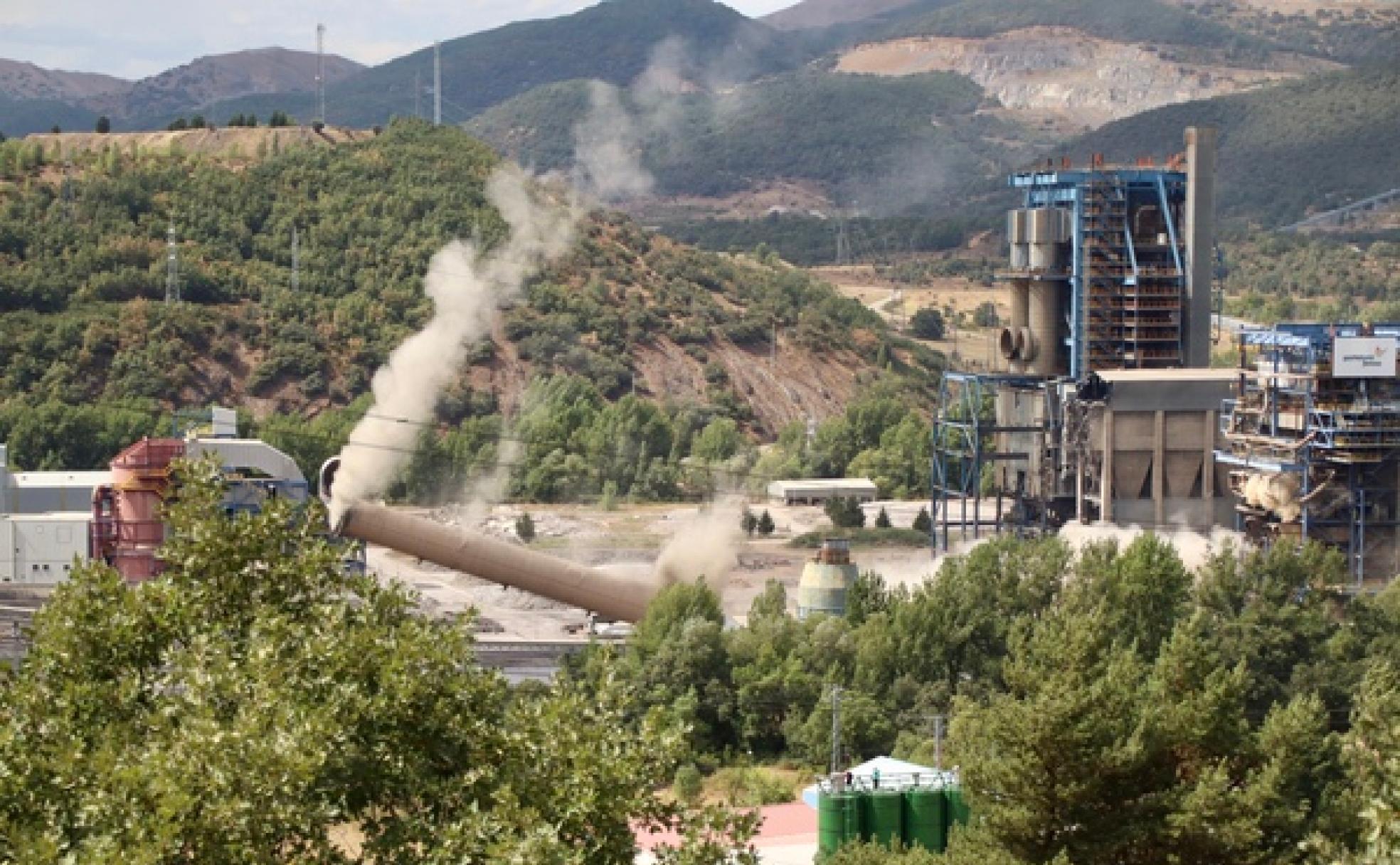 La compañía Naturgy lleva a cabo la voladura de la chimenea del Grupo I de la central térmica de La Robla. 