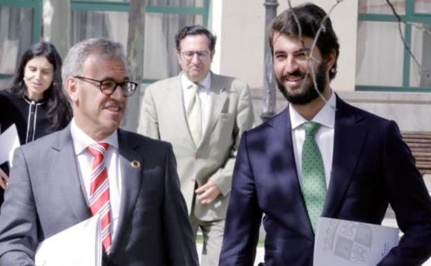 El vicepresidente de la Junta, Juan García-Gallardo, a la derecha, y el consejero de Industria y Empleo, Mariano Veganzones.