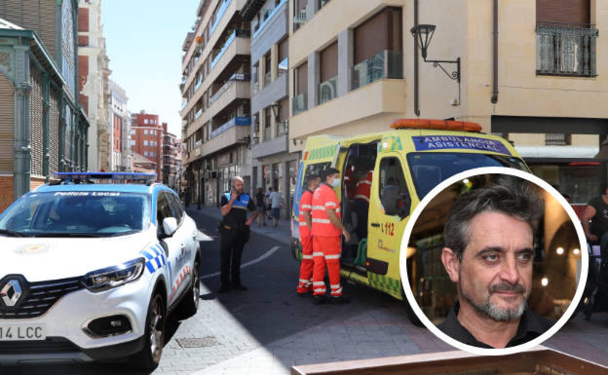 Policía Local y ambulancia, en la esquina de la Plaza Mayor cerca del restaurante. En el círculo, el camarero Luis Carlos Martín, que auxilió inicialmente al hombre.