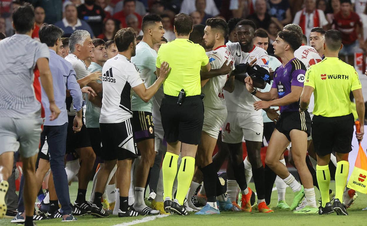 El Yamiq, en el centro, y Santisteban, detrás, durante la trifulca en el Sánchez-Pizjuán. 