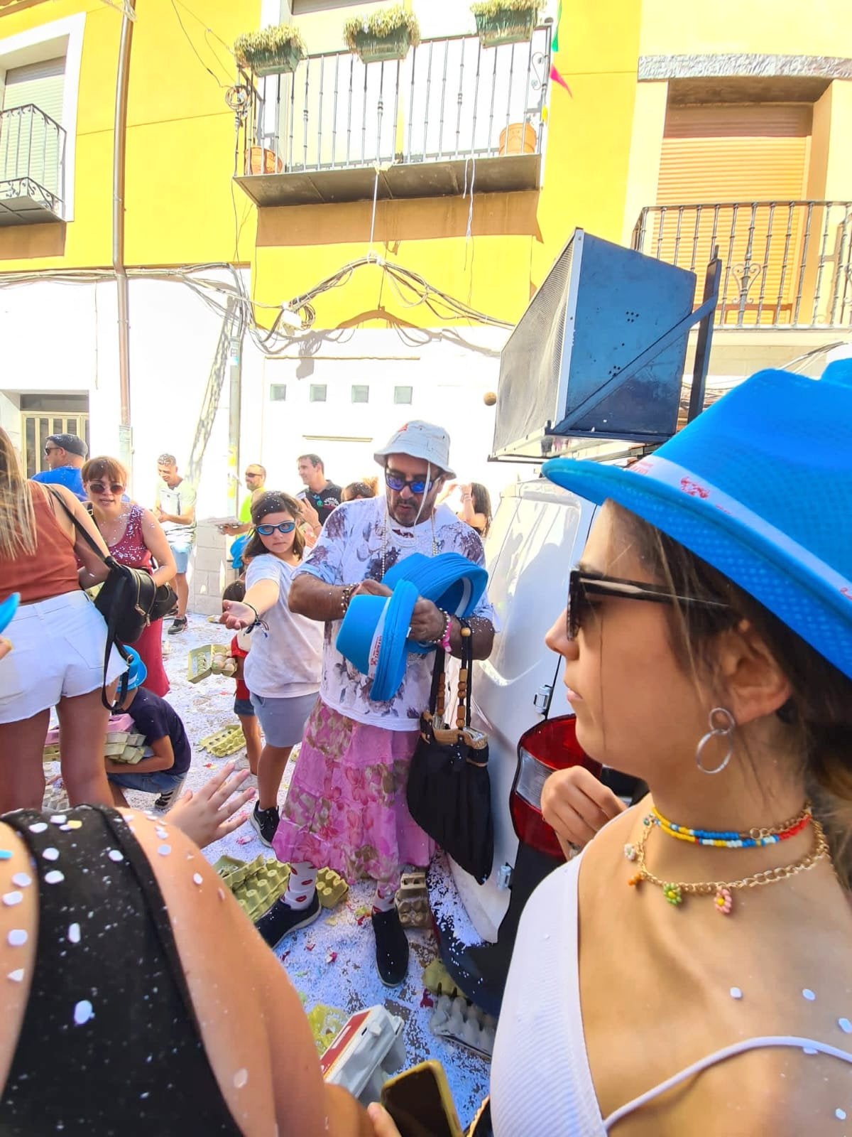 Dueñas vivió una batalla campal con su particular 'guerra de huevos'