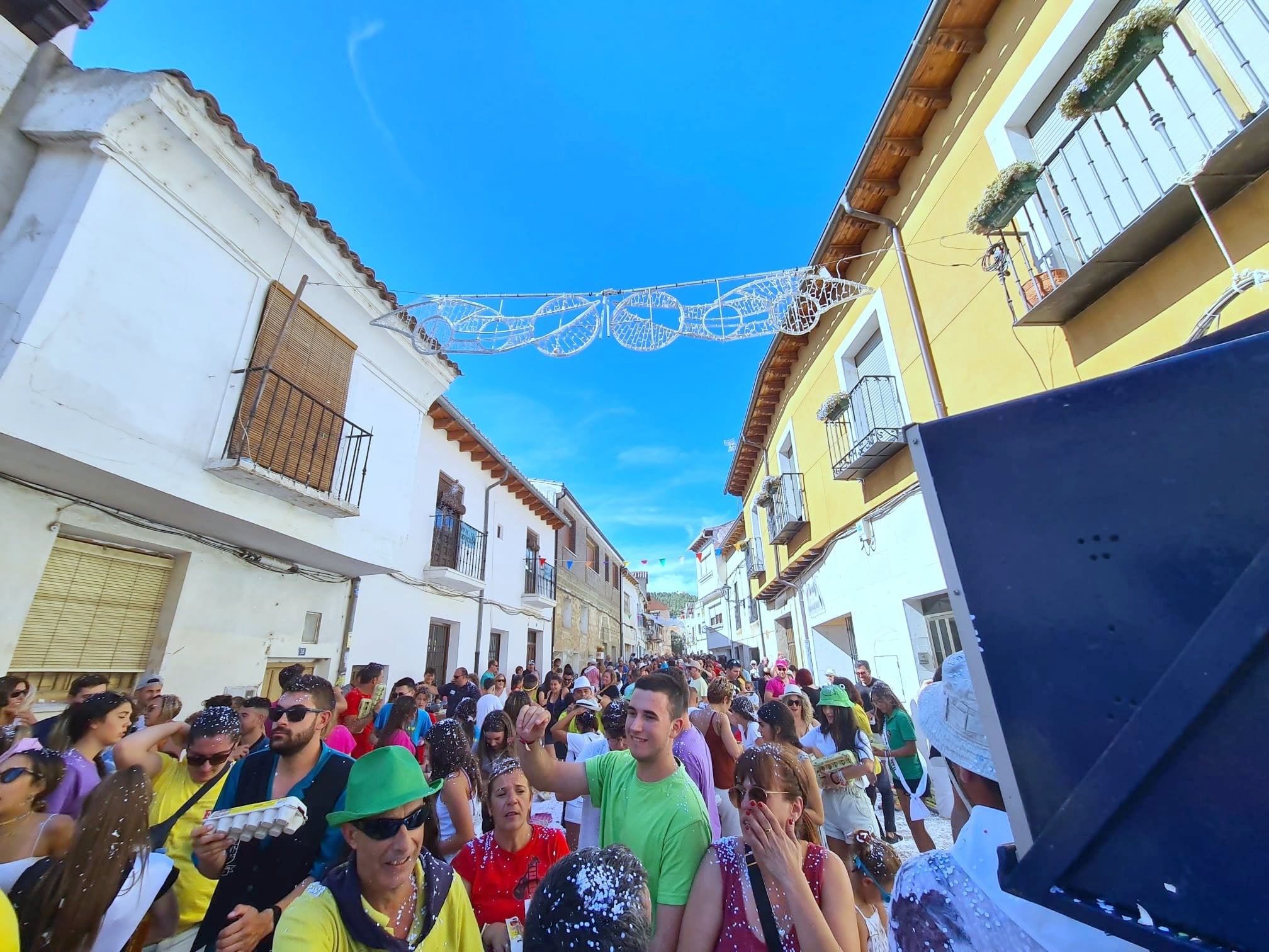 Dueñas vivió una batalla campal con su particular 'guerra de huevos'