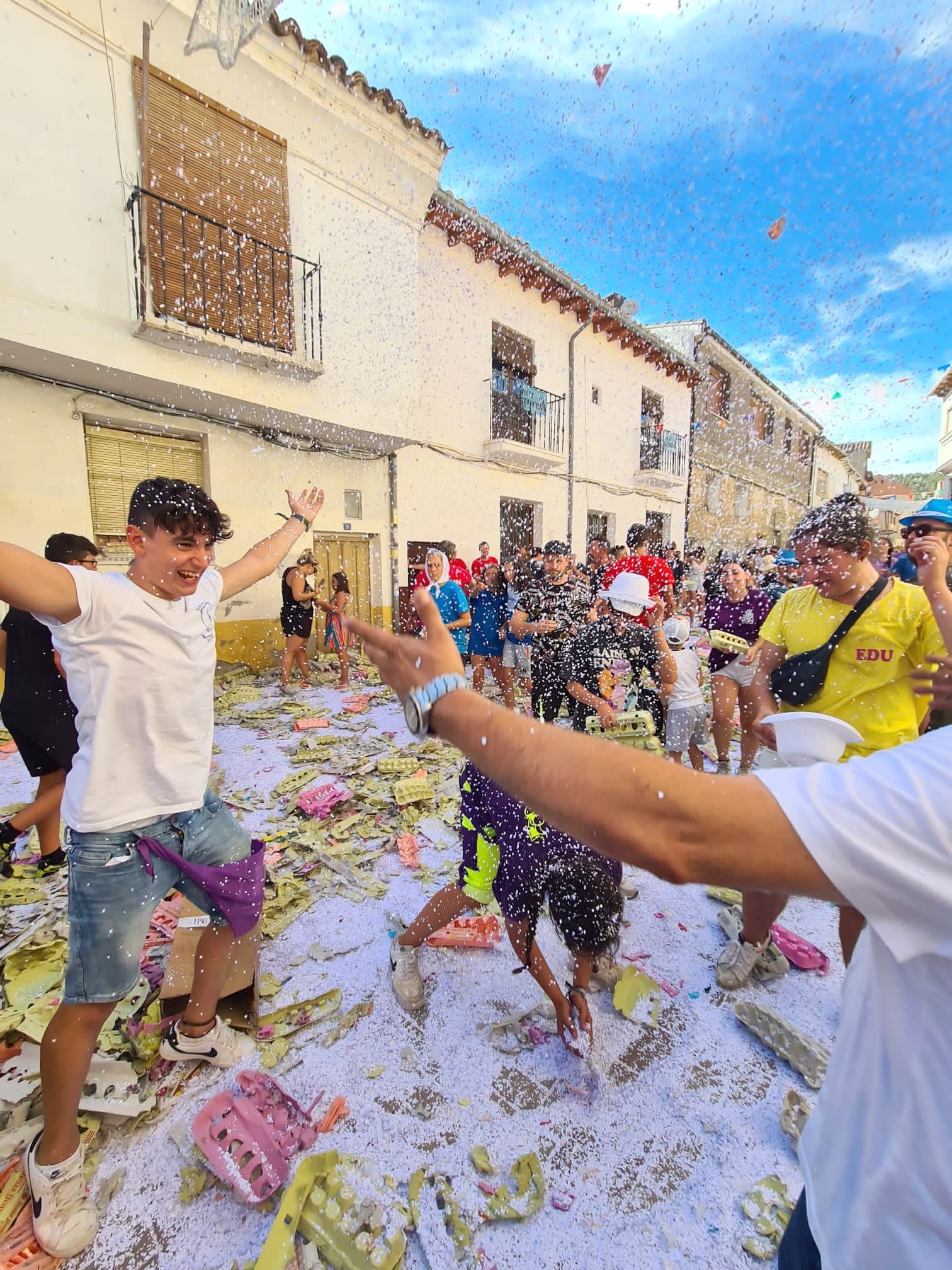 Dueñas vivió una batalla campal con su particular 'guerra de huevos'