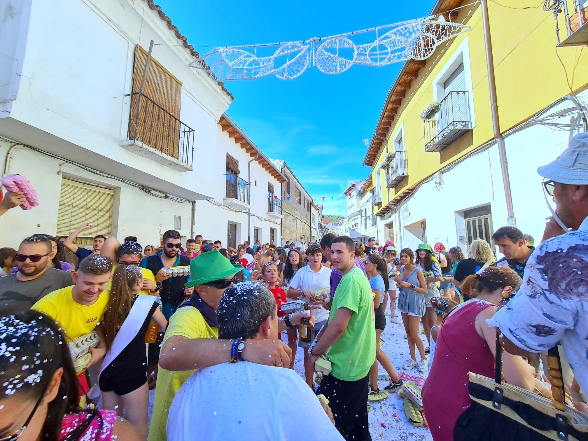 Dueñas vivió una batalla campal con su particular 'guerra de huevos'