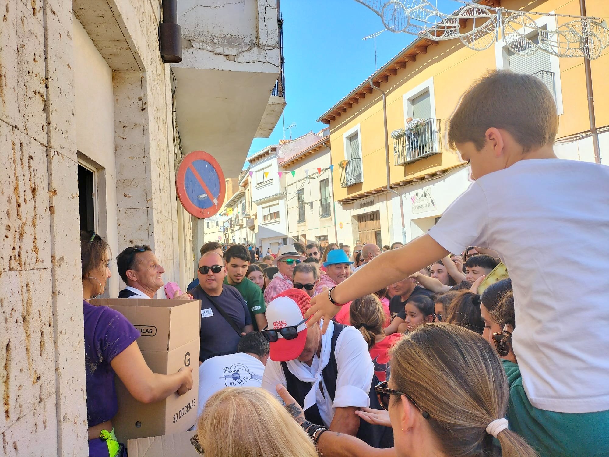Dueñas vivió una batalla campal con su particular 'guerra de huevos'
