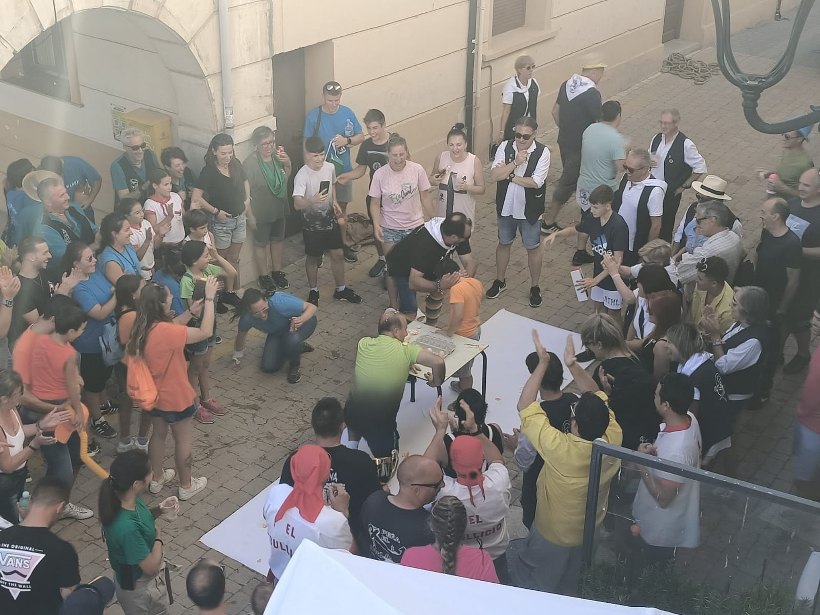 Dueñas vivió una batalla campal con su particular 'guerra de huevos'