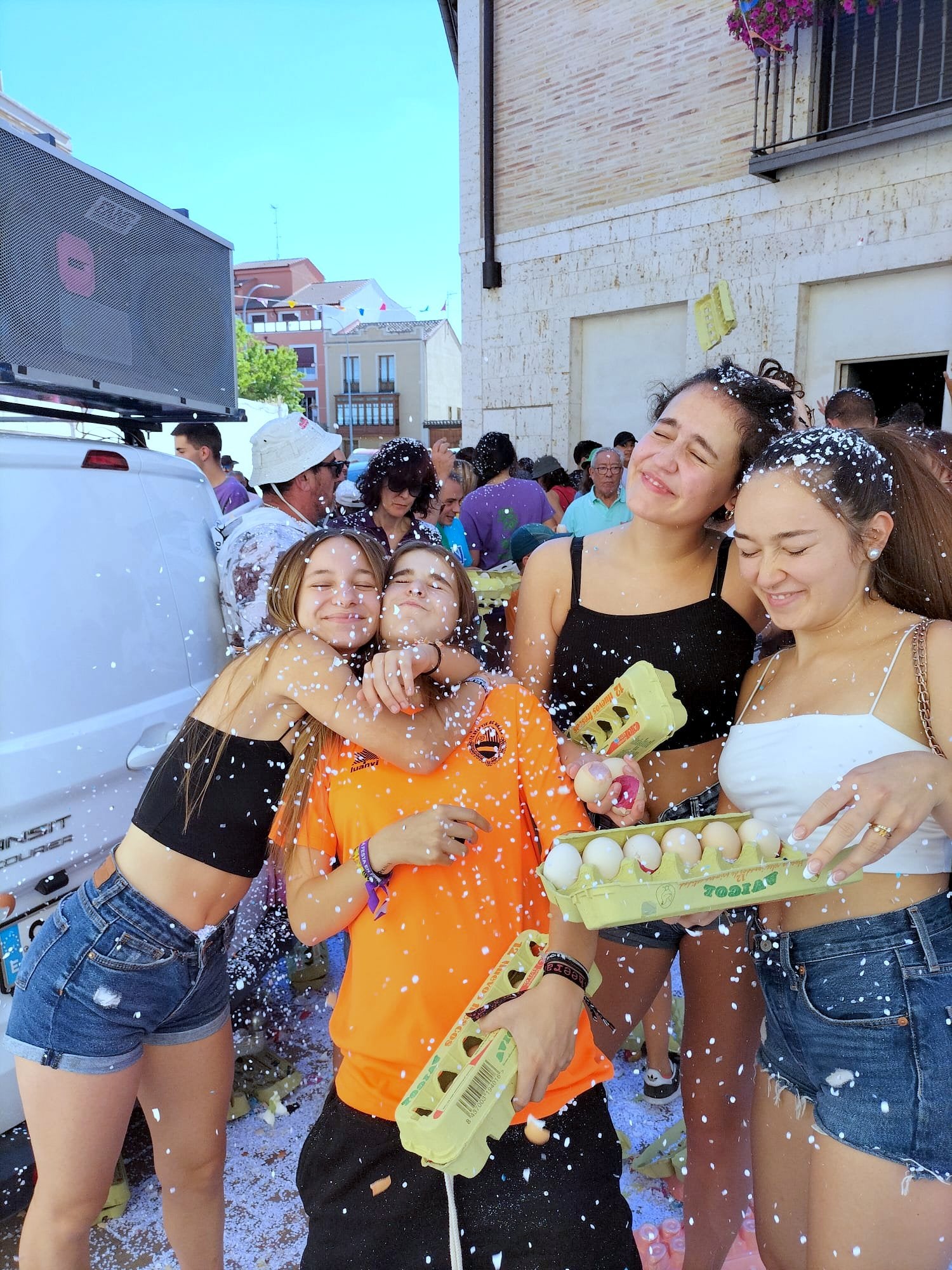 Dueñas vivió una batalla campal con su particular 'guerra de huevos'